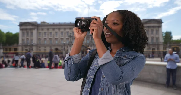 Porträt Eines Aufgeregten Touristen Beim Fotografieren Mit Der Kamera Vor — Stockfoto