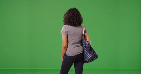 Visão Traseira Jovem Mulher Negra Segurando Bolsa Tela Verde — Fotografia de Stock
