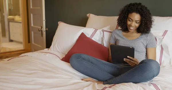 Beautiful African Woman Enjoying Tablet Bed — Stock Photo, Image