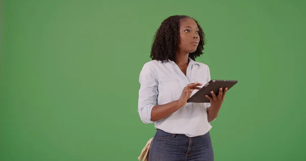 Jeune Femme Noire Debout Aide Ordinateur Pad Sur Écran Vert — Photo