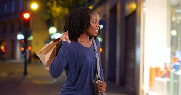 Schattig Zwarte Vrouw Kijkt Raamdisplay Parijs Glimlachen — Stockfoto