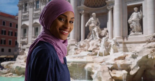 Unga Muslimska Kvinnan Resor Rom Italien Står Vid Fontana Trevi — Stockfoto