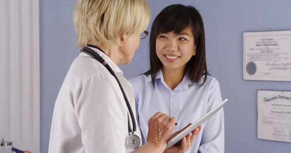 Médecin Senior Annonçant Aux Patients Bonnes Nouvelles — Photo