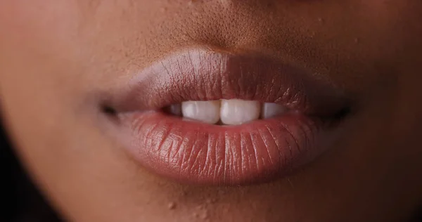 Extrem Närbild Sensuell Svart Kvinnas Läppar Grön Skärm — Stockfoto