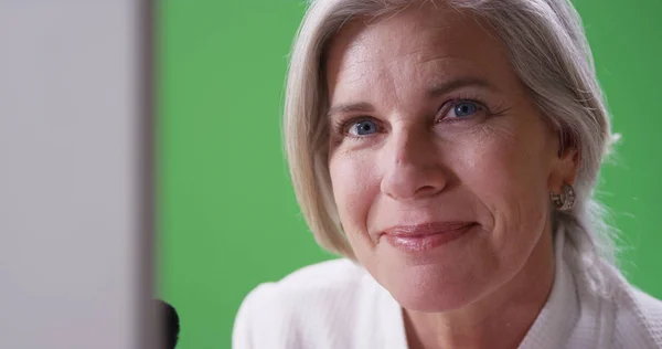 Güzel Orta Yaşlı Beyaz Kadın Kameraya Yeşil Ekran Üzerinde Seyir — Stok fotoğraf