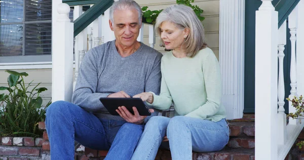 Senior Paar Met Behulp Van Tablet Buiten — Stockfoto