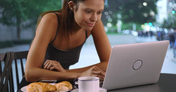 Mulher Alegre Desfrutando Café Enquanto Trabalhava Laptop Fora — Fotografia de Stock