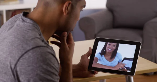 Homem Negro Conversando Com Colega Negócios Tablet — Fotografia de Stock