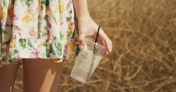 Nahaufnahme Eines Jungen Mädchens Das Einen Drink Draußen Hält — Stockfoto