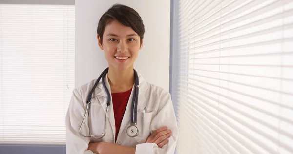 Säker Asiatisk Kvinna Läkare Står Vid Fönstret — Stockfoto