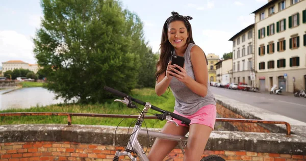 Χαριτωμένο Latina Γυναίκα Ποδήλατο Που Χρησιμοποιούν Smartphone Για Τις Κατευθύνσεις — Φωτογραφία Αρχείου