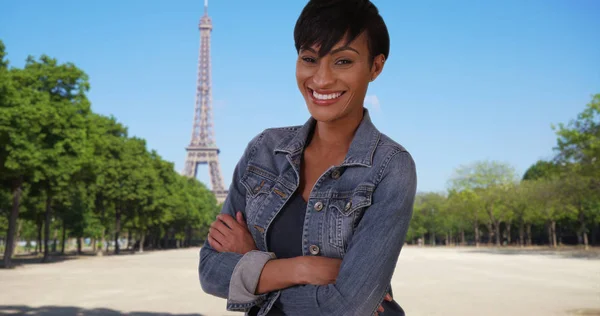 Retrato Mulher Africana Paris Com Confiança Perto Torre Eiffel — Fotografia de Stock