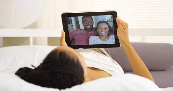 Mulher Negra Feliz Conversando Com Amigos Tablet — Fotografia de Stock