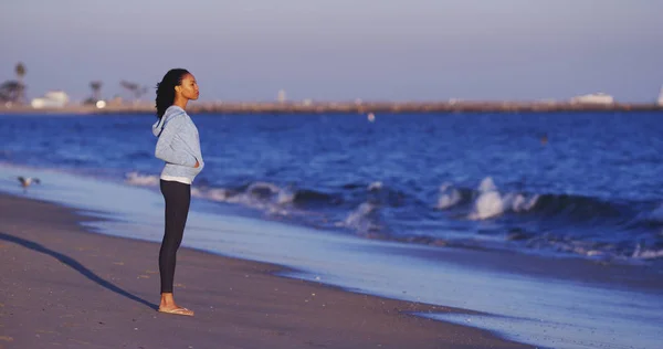 Mujer Negra Disfrutando Vista Mar Hasta Que Llegan Las Olas — Foto de Stock