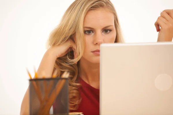Kobieta Kobieta Interesu Patrząc Laptopa Białym Tle — Zdjęcie stockowe