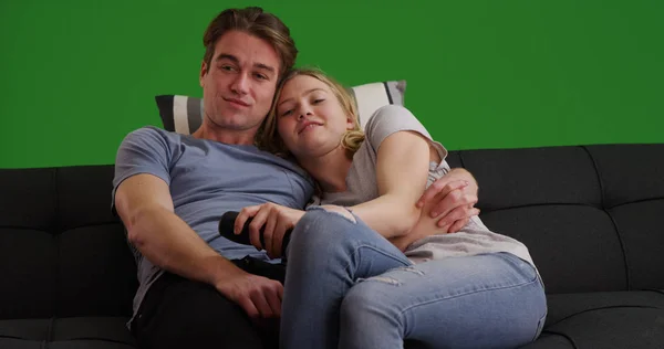 Genç Çift Kanepede Televizyon Yeşil Ekranda Film Izlerken Sarılma — Stok fotoğraf
