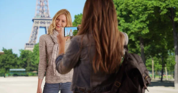 Encantadora Joven Tomando Fotos Amigo Parado Frente Torre Eiffel — Foto de Stock