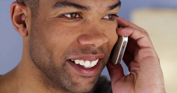 Hombre Africano Sonriendo Escuchando Teléfono Inteligente — Foto de Stock