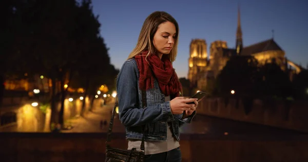 Stilvolles Mädchen Paris Nachrichten Auf Dem Smartphone Der Nacht — Stockfoto