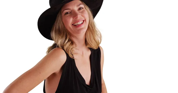 Donna Caucasica Mezza Età Cappello Nero Sorridente Alla Macchina Fotografica — Foto Stock