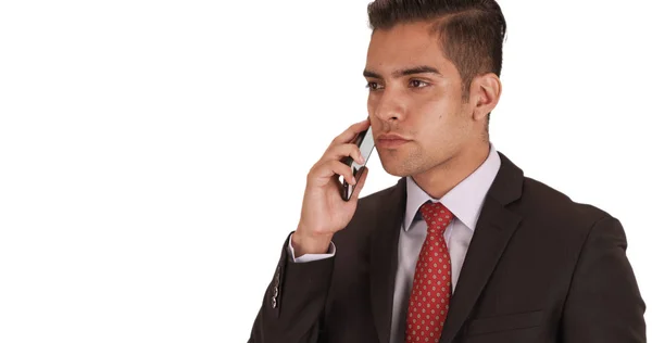 Jovem Homem Negócios Hispânico Falando Smartphone Com Fundo Branco Sólido — Fotografia de Stock