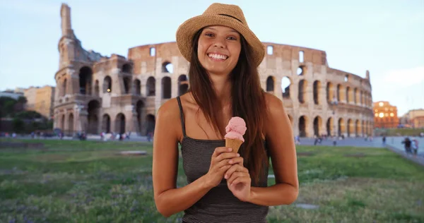 Retrato Una Atractiva Turista Roma Sosteniendo Cono Helado — Foto de Stock