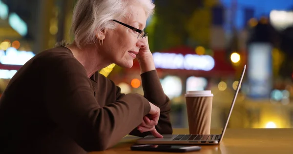 Mujer Madura Feliz Sentado Cafetería Aire Libre Calle Ciudad Por — Foto de Stock