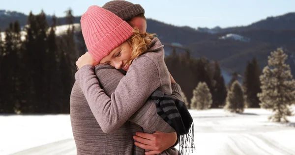 Pareja Joven Abrazando Siendo Cariñosa Afuera Nieve — Foto de Stock