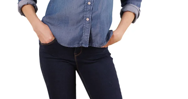 Close Mulher Caucasiana Colocando Mãos Frente Bolsos Jeans Estúdio — Fotografia de Stock