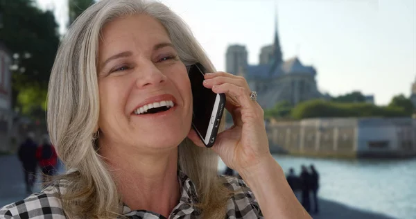 友好的白人女游客在巴黎圣母院附近用手机聊天 — 图库照片