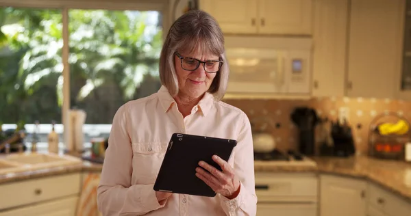Affascinante Donna Anziana Utilizzando Dispositivo Tablet Portatile Navigare Online Cucina — Foto Stock