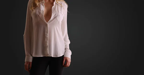 Mulher Caucasiana Botão Sexy Para Baixo Camisa Posando Com Fundo — Fotografia de Stock