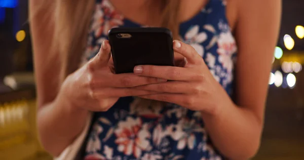 Extrem Närbild Unga Kvinnans Händer Textning Med Telefonen Gata — Stockfoto