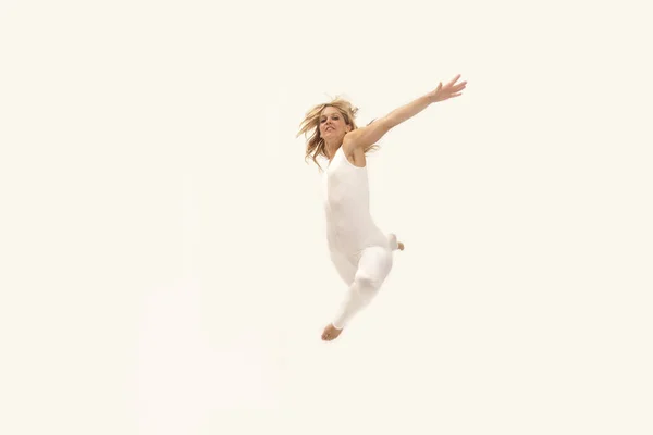 Beyaz Arka Plan Üzerinde Izole Yoga Yaparken Kadın — Stok fotoğraf