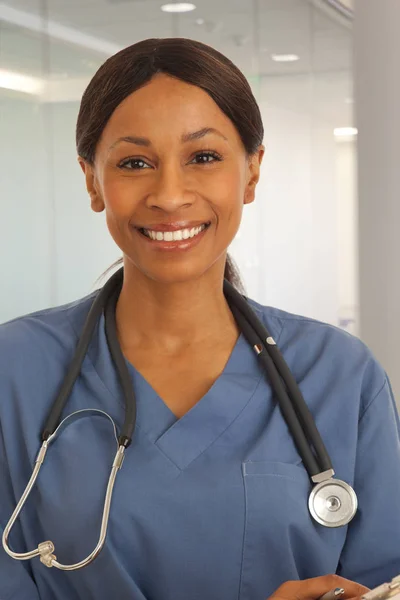 Primo Piano Sorridente Medico Nero Che Indossa Scrub Casa Ufficio — Foto Stock