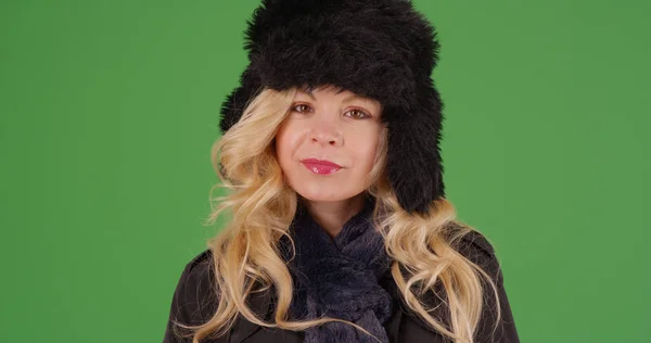 Signora Caucasica Russo Cappello Invernale Sciarpa Guardando Fotocamera Sullo Schermo — Foto Stock