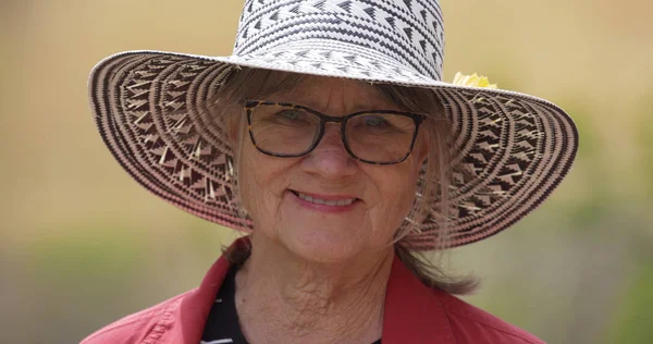 Närbild Porträtt Happy Senior Kvinna Som Bär Hatt Och Glasögon — Stockfoto