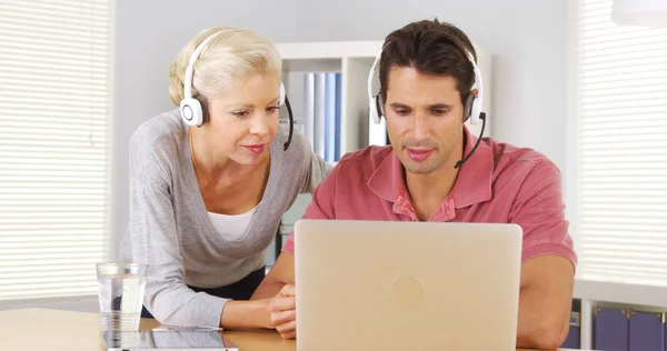 Dos Colegas Negocios Que Tienen Una Videoconferencia Portátil —  Fotos de Stock