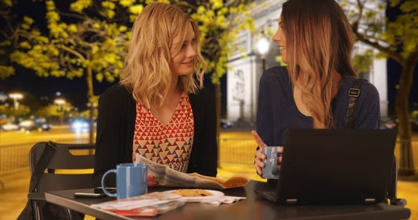 Two Beautiful Young Woman Sitting Travel Map Arch Triumph Paris — Stock Photo, Image