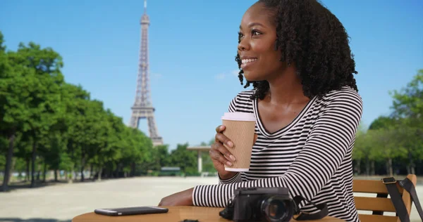 Sorrindo Mulher Negra Sentada Mesa Livre Desfrutando Vista Torre Eiffel — Fotografia de Stock