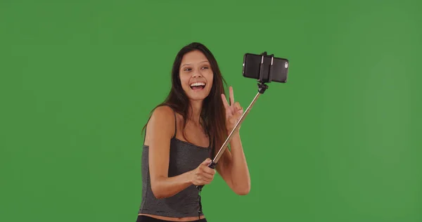 Mulher Bonito Usando Smartphone Com Selfie Stick Para Tirar Fotos — Fotografia de Stock