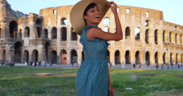Resor Afroamerikansk Kvinna Dans Framför Colosseum Rom — Stockfoto