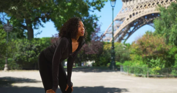 Mulher Negra Atleta Paris Fazendo Uma Pausa Para Recuperar Fôlego — Fotografia de Stock