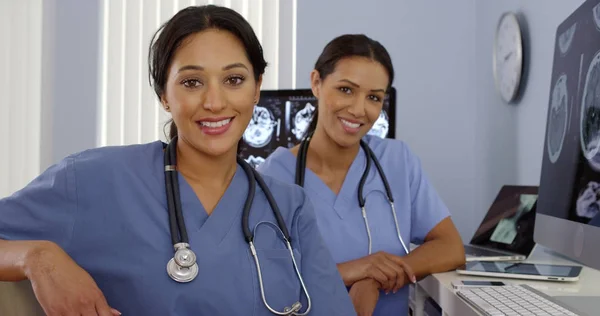 Lächelnde Hispanische Und Afrikanisch Amerikanische Krankenschwestern Computer — Stockfoto