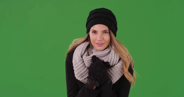 Menina Muito Milenar Trajes Inverno Olhando Para Câmera Tela Verde — Fotografia de Stock