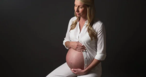 Krásná Těhotná Žena Sedí Přemýšlí — Stock fotografie