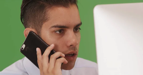 Hispanic Zakenman Met Behulp Van Mobiele Telefoon Computer Groen Scherm — Stockfoto