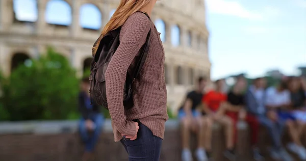 Hübsches Kaukasisches Mädchen Mit Ihrem Rucksack Der Nähe Des Kolosseums — Stockfoto