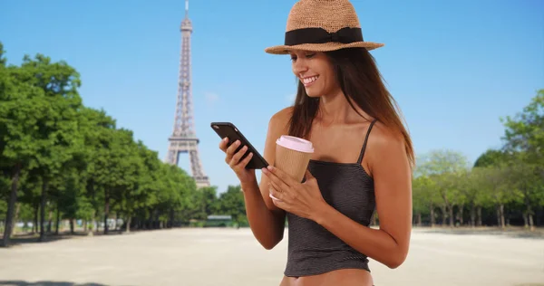 Hermosa Turista Con Mensajes Texto Café Cerca Torre Eiffel Sonriendo —  Fotos de Stock