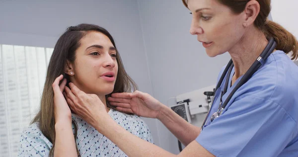 Infirmière Principale Examine Les Ganglions Lymphatiques Des Femmes Sur Cou — Photo
